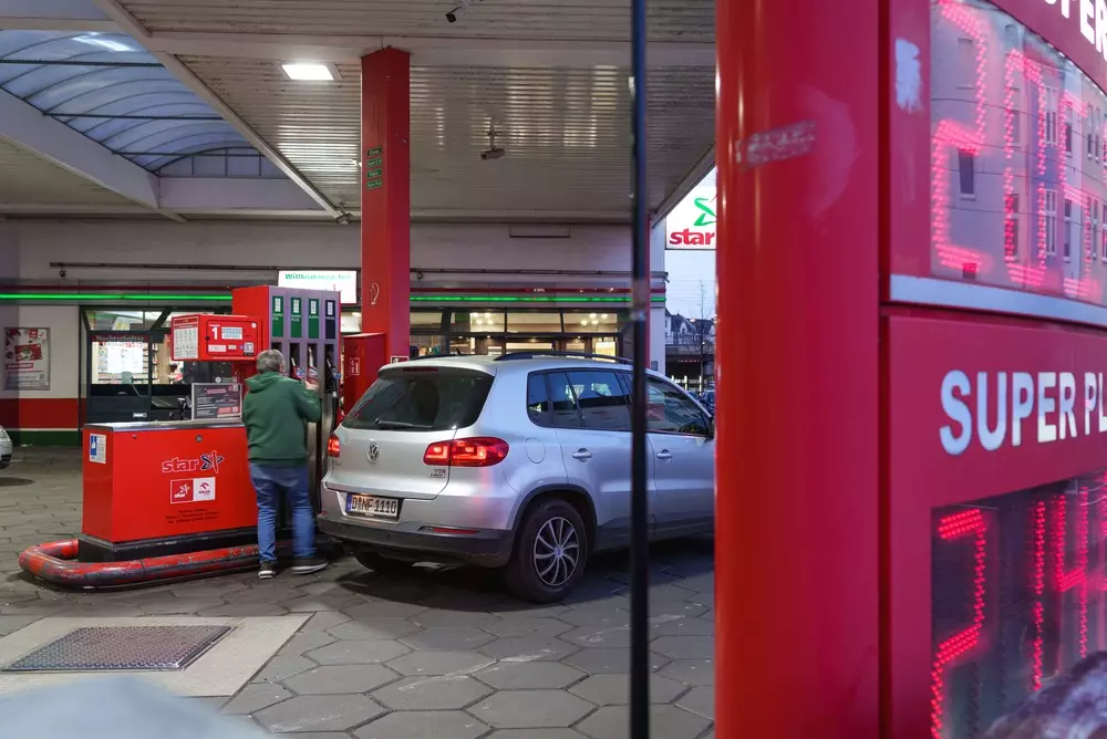 Primele ieftiniri, timide, la carburanți în UE ca urmare a măsurilor luate de autorități. Unde s-au redus prețurile la pompă